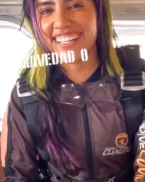 Karen Polinesia Instagram - Y ME VOLVÍ A AVENTAR 🪂 ahora con el loco de JUANPA!! Vayan a ver su video esta increíble lleve a unos invitados especiales