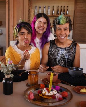Karen Polinesia Instagram - La evolución es necesaria para crecer. Por más de 11 años nos han visto divertirnos juntos; es momento que cada uno busque su lugar en el mundo y brille, a pesar de eso vamos a seguir juntos siendo una familia que se apoya y ama. Gracias por seguir siendo parte de nuestro camino… esto no acaba aquí :) 
JUMP 🧬 es evolución 
Enjoy the game ✨