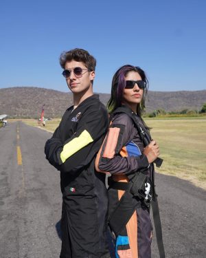 Karen Polinesia Instagram - Y ME VOLVÍ A AVENTAR 🪂 ahora con el loco de JUANPA!! Vayan a ver su video esta increíble lleve a unos invitados especiales