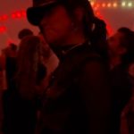 Karen Polinesia Instagram - Un poco más de esto” Un poco más de alegría, para que un corazón vibrante Un poco más de precisión, para avanzar sin contratiempos Un poco más de luz, para iluminar lo no reconocido Un poco más de baile, para alegrar el corazón y el cuerpo Un poco más cerca de los sueños y más lejos de los miedos Porque cada vez que avanzamos hacia nuestros sueños los miedos entran para confirmar si realmente es lo que queremos. Los sueños de todos caben en este mundo. 🌟🌟🌟