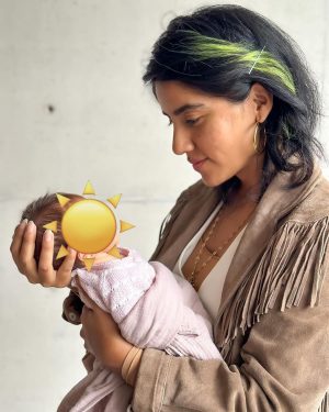 Karen Polinesia Instagram - Jamás esperé que este momento llegara a mi vida, ver el momento en el que una vida nace en este mundo y tener la fortuna de guiar y proteger a ese ser humano que es parte de mi familia; y mucho menos imaginé compartirlo con millones de personas al rededor del mundo. 
Agradezco infinitamente la buena energía y el amoroso recibimiento que hemos recibido por parte de la FAMILIA POLINESIA gracias por tanto amor y compromiso. ✨🤍✨

VAYAN A VER EL VIDEO EN YOUTUBE ▶️