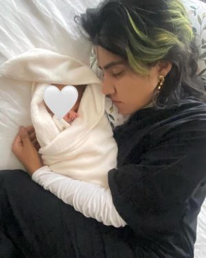Karen Polinesia Instagram - Jamás esperé que este momento llegara a mi vida, ver el momento en el que una vida nace en este mundo y tener la fortuna de guiar y proteger a ese ser humano que es parte de mi familia; y mucho menos imaginé compartirlo con millones de personas al rededor del mundo. 
Agradezco infinitamente la buena energía y el amoroso recibimiento que hemos recibido por parte de la FAMILIA POLINESIA gracias por tanto amor y compromiso. ✨🤍✨

VAYAN A VER EL VIDEO EN YOUTUBE ▶️