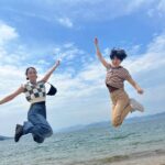 Karen Takizawa Instagram - 沸騰ワード10にて、 大好きになったホランさんとせっかち旅に行ってきました🍋🌊 ホランさんは普段からせっかちな 性格なため、色々な段取りを気にする人です☺️ でもそんな早い動きの人があまり 周りにいなかったので私は実は居心地よくて大好きになりました🌿😊 こんな早く時を刻んでもいいんだ、と 発見があったり、一日じゃ無理だよ、を 無理じゃなくさせたりと、急ぎ行動ならではの よさもあるのかもしれません✨ ほんとにみなさまの想像とおり早口です😂 なので言いたいことは全部言えるような スピードもありますし、一緒にいると 面白いことしかありませんよ😋🎈 みなさんも一度ホランさんとご飯して言葉の速さを体験してほしいくらいです🤭🤭 最初はせっかち具合に私なんて目にも入らないんだろうなと思ってましたが、今となっては優しいそしてだれよりも頼れるくらい強いお姉さんになりました😙♡(お姉さんということは本人には許可得てないので独断) 一緒に映画を見たり、お笑いライブに行ったりと生活の中にもホランさんがいます☺️♡ 夢も叶えてくださり、 ありがとうございました🥰🐬🏖️ また一緒に旅行きましょう☺️