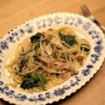 Karen Takizawa Instagram - またまた朝日ちゃんにもらった パスタを活躍にする日🍝 今日は和風パスタにしました🍝 和風パスタだけはほんとに自分の中の和味が あるので、とんでもなく作るのが楽しいです☺️ 材料はピンクで勝ち誇るベーコン🥓に 結局連れてこられたほうれん草🥬に 団体行動好きなぶなしめじ🍄に やれやれ多忙な玉ねぎ🧅です。 ベーコンを巨大化したようなソーセージにしてもよかったです😋 味付けは私の和味は濃いので気にしなくていいのですが...。 味どうらくを具材たちのこめかみ程度までいれ、みりんをテンポよく入れたら、最後にお醤油を拭きれなかった涙ほどいれます。 これだけでも立派な味なのですが、 私は最後に塩昆布を呆れるように入れちゃいます。 そしてトドメは胡椒で、取り乱しだした具材たちに喝を届けて出来上がりです😋💓