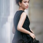 Karen Takizawa Instagram - Oggi9月号の大お気に入りページです📄 大好きな黒とネイビーの ページたちにいます☺️ 今回のOggi9月号のはモデル4人で表紙をしたりとわいわいな月になりました♡ なかなか撮影で4人みなさんに一気会いするのは難しいので、すごく楽しめましたよ🌈 開くと開くてまた中にはたくさん楽しかった思い出ページもありますのでみなさん、よければ夏の黒気になってみてください👣