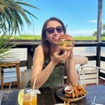 Karen Takizawa Instagram - 今日は海の街から海の街へのお仕事だったので 楽しいただの旅でした🏖️ 海を見ることは大好きで仕方ないので、 そんな海と一緒にお仕事させていただけて ありがたいな一日です🌈 私の日常は、窓のない時間も天気も分からぬような巨大ビルの中でお仕事することがおおいので、たまに太陽の下でお仕事すると身体がびっくりします😆 今の夏はこんなに暑かったのか、 と気付きます。 毎日太陽に見つめられながらお仕事している方々、大変ですね😣 お身体を一番に見守ってあげてください。 チーズだらけのお昼ご飯に、とびきり一段にも二段にも興味があるとある今日のお仕事にただただ幸せです🍔