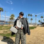 Karen Takizawa Instagram - 海の方に旅した日🌊 誰も覚えてないとおもいますが、 私は山より海が好きです🥹(だから何だ) 海は宇宙から(月)の引力を感じるので、地上にいながら一番宇宙にいる気持ちになるからだとおもいます🌊 ちゃんと私たちは宇宙の仲間だって知れます💙 なので、わたしも知らない引力に引きつられて、いつのまにか海に辿り着いてるのかもしれません😉 何度でも見られる広い広い海に壮大さを残しながら帰るのです。 また最近インターステラーを見たので(5回目)、今はあまりにも時計や街中にあるんじゃないかとモールス信号を探してしまいます⌚️ 何度見ても泣きます。 何度見ても5次元と重力は次元を越えるという話が私の知ってる脳の中では知れてくれません。(お恥ずかしい) なのでまた、私はインターステラーを観ることでしょう。🌏
