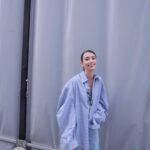 Karen Takizawa Instagram - 雨の日は雨色☂️シャツで雨を歓迎します。 ただ水は透明なのに、 かなり自分勝手に水色としています。 海そのものが青じゃない理由を聞いたあの日、 驚きました。 どこかに海が赤や緑に見える星もあるんでしょうか🌌 明日は晴れますように🩵