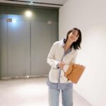 Karen Takizawa Instagram - ここ何日かは、全く24時間が早いです。 いくら丁寧に1時間を気にしていても またすぐ夜になります🌕 これが12月に口々にする気付く早さなのか🫣 今日は バッグ振り回しの刑👜みたいな写真が撮れました🫠 バッグに悪はないのですが、躍動感を出そうとしたら本人ではなくバッグを振り回していました。 忙しく振り回されるバッグがいたたまれないです🫢 こう見えてもお気に入りバッグなので ご安心ください🙇🏼‍♀️