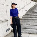 Karen Takizawa Instagram - パンツ(ズボンのこと)大好き私は、 最近は腰骨で止まるパンツも大好きです☺️ どこに股上ついてるのかって事になっているようなパンツも好きです。 今日なんかはまさにこれが事実だったら物凄い足の短さで生活していた事になります、というトリックパンツみたいなものです😂🩳 このくらい訳のわからない股上のパンツが最近の大気分✨ そんな時はわざとメンズ洋服を選んでみるのも一つの手段になります✨ そして、使い時の季節が明らかに少ない 半袖ニットも大好き☺️❤️ ニット素材の半袖が何故か無性に集めたくなる私。 ここぞとばかりに着ているこの幅狭き時期を堪能させてもらいます✨🌿 おやすみなさい🌙