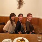 Karen Takizawa Instagram - ヒコロヒーさんと朝日ちゃんと初めてお酒とご飯を飲んだ日🍻 ずっとご飯したい人をいっぺんに誘ったら来てくれました😭💕 なのでみんな3人が3人初めてのご飯です🤭 楽しかったー！！！ ヒコロヒーさんのおかわり🍻のリズムに合わせて飲んでいたらひさびさにすごい緑茶ハイ氷抜き飲んでいました。 ヒコロヒーさんの飲むさ加減はすごい😆 ヒコロヒーさんは後半部分また、お腹すいたのかもうほとんど入っていないホイルの包み焼きのお皿をゴシゴシ食べるので、包み役のホイルさえも穴が空くほどの清潔感でした🤣 それくらい出汁の出汁まで食べ尽くすほど美味しいご飯屋さんです✨ 朝日ちゃんはひたすら優しくって気遣いなのに、 ツッコミもしたりで大忙し😂！ とにかく、みんな性格が楽しくって一個も曲がっていなくって、話していてもっともっともっと好きになる、お2人でした☺️ なんて楽しい人たちと私はお仕事出来ていたのだろう✨と自分が自分で羨ましくなるほど改めて、この世界には素敵な方がたっくさんいます☺️ またご飯に必ず行こうと約束したり、 ブラッシュアップライフ好きの私たちはなぜか帰り際に、#熊谷ビューティー学院 ポーズをしてプリクラならぬ写真を撮ったりして幕を閉じました。 最後の最後まで楽しい人たちでした😍！ この世界、最高😆❤️！
