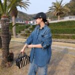Karen Takizawa Instagram - デニム日和☺️✨ 大好きなデニムだけで外に出られる幸せを噛み締めるのは、大嫌いな花粉症のある分、 春から最大級のお見舞いプレゼント🌸🎁 だと信じて、花粉症と毎日歩きます👣🌳 お薬を飲み忘れた次の日朝は、 地球が半分食べられたくらい絶望になります。 でもどうにかこうにか今の所お薬が私の身体で壁を組み立て中です🔨 花粉症のみなさん、春が楽しませてくれる分 頑張りましょう🤧🌸 おやすみなさい💤