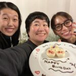 Karen Takizawa Instagram - 2月のどこかで、大好きな春菜さんのお誕生日会🎉をしました。 夏子さんと手を組んで、ああしようこうしようと話していたら...なんと2日後に夏子さんと私、同じお仕事で、さらにお昼終わりじゃないか！となり、こんなたっぷり時間ある日なかなかないとなり、春菜さんのお誕生日する日までは1週間くらい先だったのですが、 急遽、"明後日あいていたりしませんか？"と聞くと、春菜さんもお昼おわりとのことで、運命が3つ重なった日を覚えてます🔔 そんなもんだから、たっぷり春菜さんのお昼からもらいました🥹 まずマッサージと岩盤浴にいき(皆さんご安心ください夏子さんは妊婦さんメニュー)、たっぷりお話ししたり癒されていたら3時間ほど居座り、夜は夜景見放題のご飯屋さんにいき、隣にあるほとんどおなじ夜景を楽しめるおしゃれなカフェバーに行きました☺️✨✨✨(ご安心ください夏子さんはジュースです) 周りは告白している最中のようなカップルさんばかりのようなそれはそれは素敵なお店でした🫣 春菜さんと夏子さんは基本的な姿勢が笑わしてくるので、声を小さくして笑うのが辛かったのが記憶にあります😆🤐 3人でいると何の日であろうがパーティーになるのですが、この日は春菜さんが生まれてくれて感謝を祝うパーティーだったのでより華やかなでした🥳！ とは言っても、マッサージし、お風呂入った後なので誰1人メイクもしない気楽さ😂 そんな春菜さんが生まれた時と同じ姿"ありのまま"を再現しました。(偶然) 春菜さんいつも私たちにまで優しくしてくれてありがとうございます🥰 ほんとうに楽しいことに無我夢中な春菜さんはずっと尊敬します！💕 目が合えばここかしこと笑わしてくれる春菜さん💕 出会ってくださりありがとうございました🫶🏼 #会っている度にいつしか大好きな人になりました