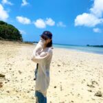 Karen Takizawa Instagram - そしてこちらは忘れた時期のいつだかの休みに、初めての石垣島に行きました⛱️ こうしてみると休みを見つけると私は、 海へ海へと私ばっか向かっていってるので 相当海に片想いしています🪼✨ 泳げないくらいカタヅチですし、 海の上辺ばっか見て癒されているだけですし、 なんの潜りもしないのです。 でも海の大きさと私には理解できない神秘さと太陽と共同作業の先に見えるこの青い色が好きになる理由だったのかもしれません。 海を見ると心から気持ちよくなりますよね☺️ あぁこの海と暮らしているんだって、 幸せになったり、今の考え事をサラッと奪い去って持っていってくれたり✨ 考え事や地球のおっきさを確実なりとも計り知るには、力のある自然に任せるのが、おすすめです、私には☺️ この景色を見るために人は(自分)また がんばるんです☺️✨✨