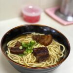 Karen Takizawa Instagram - そしてこちらは忘れた時期のいつだかの休みに、初めての石垣島に行きました⛱️ こうしてみると休みを見つけると私は、 海へ海へと私ばっか向かっていってるので 相当海に片想いしています🪼✨ 泳げないくらいカタヅチですし、 海の上辺ばっか見て癒されているだけですし、 なんの潜りもしないのです。 でも海の大きさと私には理解できない神秘さと太陽と共同作業の先に見えるこの青い色が好きになる理由だったのかもしれません。 海を見ると心から気持ちよくなりますよね☺️ あぁこの海と暮らしているんだって、 幸せになったり、今の考え事をサラッと奪い去って持っていってくれたり✨ 考え事や地球のおっきさを確実なりとも計り知るには、力のある自然に任せるのが、おすすめです、私には☺️ この景色を見るために人は(自分)また がんばるんです☺️✨✨