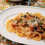 Karen Takizawa Instagram - とある夜ご飯です🍝 パスタ大ハマり時代に突入しています🫠(1人で) 一度好きが集中するといてもたってもいられないほどに、それしか見えなくなり頭の中を覆うので他のご飯を考えることすら分からなくなるんです🤦🏼‍♀️ 不便な体質です。 今回は、特殊食材部隊のブラックオリーブ(黒い実のオリーブ)と平常運転の緑オリーブをたくさん連れてきたトマトパスタという名もプッタネスカとう名前です🍅 胃への刺客にんにくをはじめ、 知ってる人しか知らないケーパーや、アンチョビという塩漬け魚をいれます。 そして色付けに明るいトマトソースをいれて、 イタリアンパセリを優雅に振り掛ければ出来上がりです☺️ 大きな具材はなく、小粒食材だけでのし上がる努力の塊のようなパスタ🍝です🍅