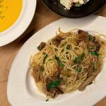 Karen Takizawa Instagram - パスタをポルチーニに会わせた夜🍝 ポルチーニをいいことに、オリーブオイルに身を包むパスタを作りました☺️ ポルチーニといったら大親友の生クリームかと思い込んでいたのですが、親友不在の冷蔵庫だったもので。 急遽ポルチーニ泣かせの夜になってしまいましたが、新たな友情育んでいました🥹 来ればいるニンニクに、顔見知り程度の玉ねぎとぶなしめを巻き込み炒め、あとは世話好きオリーブオイルと野次馬お塩で🧂味をつけて👌🏻 頼りになるのは、干からびきったポルチーニへの覚醒時間で現れた戻し汁です。 自分の住んでいた汁をいれることで、 安心感に繋がり味に説得力をくれました🌳 ありがとう😊💓 あとはカボチャのポタージュにしました🥣