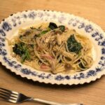 Karen Takizawa Instagram - またまた朝日ちゃんにもらった パスタを活躍にする日🍝 今日は和風パスタにしました🍝 和風パスタだけはほんとに自分の中の和味が あるので、とんでもなく作るのが楽しいです☺️ 材料はピンクで勝ち誇るベーコン🥓に 結局連れてこられたほうれん草🥬に 団体行動好きなぶなしめじ🍄に やれやれ多忙な玉ねぎ🧅です。 ベーコンを巨大化したようなソーセージにしてもよかったです😋 味付けは私の和味は濃いので気にしなくていいのですが...。 味どうらくを具材たちのこめかみ程度までいれ、みりんをテンポよく入れたら、最後にお醤油を拭きれなかった涙ほどいれます。 これだけでも立派な味なのですが、 私は最後に塩昆布を呆れるように入れちゃいます。 そしてトドメは胡椒で、取り乱しだした具材たちに喝を届けて出来上がりです😋💓