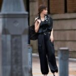 Karen Takizawa Instagram - Oggi9月号の大お気に入りページです📄 大好きな黒とネイビーの ページたちにいます☺️ 今回のOggi9月号のはモデル4人で表紙をしたりとわいわいな月になりました♡ なかなか撮影で4人みなさんに一気会いするのは難しいので、すごく楽しめましたよ🌈 開くと開くてまた中にはたくさん楽しかった思い出ページもありますのでみなさん、よければ夏の黒気になってみてください👣
