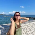 Karen Takizawa Instagram - 今日は海の街から海の街へのお仕事だったので 楽しいただの旅でした🏖️ 海を見ることは大好きで仕方ないので、 そんな海と一緒にお仕事させていただけて ありがたいな一日です🌈 私の日常は、窓のない時間も天気も分からぬような巨大ビルの中でお仕事することがおおいので、たまに太陽の下でお仕事すると身体がびっくりします😆 今の夏はこんなに暑かったのか、 と気付きます。 毎日太陽に見つめられながらお仕事している方々、大変ですね😣 お身体を一番に見守ってあげてください。 チーズだらけのお昼ご飯に、とびきり一段にも二段にも興味があるとある今日のお仕事にただただ幸せです🍔