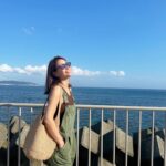 Karen Takizawa Instagram - 今日は海の街から海の街へのお仕事だったので 楽しいただの旅でした🏖️ 海を見ることは大好きで仕方ないので、 そんな海と一緒にお仕事させていただけて ありがたいな一日です🌈 私の日常は、窓のない時間も天気も分からぬような巨大ビルの中でお仕事することがおおいので、たまに太陽の下でお仕事すると身体がびっくりします😆 今の夏はこんなに暑かったのか、 と気付きます。 毎日太陽に見つめられながらお仕事している方々、大変ですね😣 お身体を一番に見守ってあげてください。 チーズだらけのお昼ご飯に、とびきり一段にも二段にも興味があるとある今日のお仕事にただただ幸せです🍔