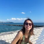 Karen Takizawa Instagram - 今日は海の街から海の街へのお仕事だったので 楽しいただの旅でした🏖️ 海を見ることは大好きで仕方ないので、 そんな海と一緒にお仕事させていただけて ありがたいな一日です🌈 私の日常は、窓のない時間も天気も分からぬような巨大ビルの中でお仕事することがおおいので、たまに太陽の下でお仕事すると身体がびっくりします😆 今の夏はこんなに暑かったのか、 と気付きます。 毎日太陽に見つめられながらお仕事している方々、大変ですね😣 お身体を一番に見守ってあげてください。 チーズだらけのお昼ご飯に、とびきり一段にも二段にも興味があるとある今日のお仕事にただただ幸せです🍔