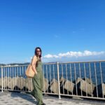 Karen Takizawa Instagram - 今日は海の街から海の街へのお仕事だったので 楽しいただの旅でした🏖️ 海を見ることは大好きで仕方ないので、 そんな海と一緒にお仕事させていただけて ありがたいな一日です🌈 私の日常は、窓のない時間も天気も分からぬような巨大ビルの中でお仕事することがおおいので、たまに太陽の下でお仕事すると身体がびっくりします😆 今の夏はこんなに暑かったのか、 と気付きます。 毎日太陽に見つめられながらお仕事している方々、大変ですね😣 お身体を一番に見守ってあげてください。 チーズだらけのお昼ご飯に、とびきり一段にも二段にも興味があるとある今日のお仕事にただただ幸せです🍔