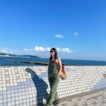 Karen Takizawa Instagram - 今日は海の街から海の街へのお仕事だったので 楽しいただの旅でした🏖️ 海を見ることは大好きで仕方ないので、 そんな海と一緒にお仕事させていただけて ありがたいな一日です🌈 私の日常は、窓のない時間も天気も分からぬような巨大ビルの中でお仕事することがおおいので、たまに太陽の下でお仕事すると身体がびっくりします😆 今の夏はこんなに暑かったのか、 と気付きます。 毎日太陽に見つめられながらお仕事している方々、大変ですね😣 お身体を一番に見守ってあげてください。 チーズだらけのお昼ご飯に、とびきり一段にも二段にも興味があるとある今日のお仕事にただただ幸せです🍔