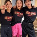 Karen Takizawa Instagram - フワちゃんと朝日ちゃんで、 井上芳雄さんのミュージカルである ムーラン・ルージュを観に行きました🎪✨ 井上さんは行列のできる相談所が同じなんです☺️ ミュージカルを基地として活躍されている井上さんの本場を観に行けたことほんとうにありがたく思いました。 いつも隣の席や前の席や中央の場所で、 東野さんや後藤さんの止まらないお喋り渦にしっかりついて行き、さらに場も盛り上げてくれるあの井上さんの姿が一瞬思い出せなくなるほどでした。 舞台にいる井上さんは、足から頭までまずキラキラしていて、目の奥では喜怒哀楽を語り、喉と口からは美声の嵐が止まりません。 一瞬で私たちの目を舞台に流し込む井上さんから始まり、出場者たちがほんとうに素敵でした。✨✨✨ あんな瞬間、瞬間を作れる井上さんは、 空間アドバイザーや清々しい空気に間違いなく嫉妬されていると思います🥹 フワちゃんと朝日ちゃんと、 大興奮話でご飯屋さんに向かいました。 ご飯屋さんではひとりひとりトイレに閉じ籠りミュージカルTシャツにお着替え👚😆 井上さんを称える会みたいになったと思えば、 いろんな話を結局しました☺️ 楽しく夢みたいな一日でした☺️🩵