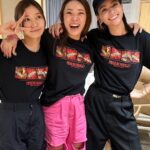 Karen Takizawa Instagram - フワちゃんと朝日ちゃんで、 井上芳雄さんのミュージカルである ムーラン・ルージュを観に行きました🎪✨ 井上さんは行列のできる相談所が同じなんです☺️ ミュージカルを基地として活躍されている井上さんの本場を観に行けたことほんとうにありがたく思いました。 いつも隣の席や前の席や中央の場所で、 東野さんや後藤さんの止まらないお喋り渦にしっかりついて行き、さらに場も盛り上げてくれるあの井上さんの姿が一瞬思い出せなくなるほどでした。 舞台にいる井上さんは、足から頭までまずキラキラしていて、目の奥では喜怒哀楽を語り、喉と口からは美声の嵐が止まりません。 一瞬で私たちの目を舞台に流し込む井上さんから始まり、出場者たちがほんとうに素敵でした。✨✨✨ あんな瞬間、瞬間を作れる井上さんは、 空間アドバイザーや清々しい空気に間違いなく嫉妬されていると思います🥹 フワちゃんと朝日ちゃんと、 大興奮話でご飯屋さんに向かいました。 ご飯屋さんではひとりひとりトイレに閉じ籠りミュージカルTシャツにお着替え👚😆 井上さんを称える会みたいになったと思えば、 いろんな話を結局しました☺️ 楽しく夢みたいな一日でした☺️🩵
