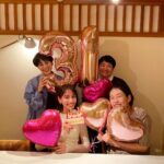 Karen Takizawa Instagram - 31歳になりました。 ご報告することすらわざわざすいませんが、 なんだかんだでお誕生日はたくさんの方が すれ違いざまに、おめでとう！と言ってくださるので嬉しいです🎈 そして誰たちよりも早くお誕生日祝いしてくださったのは、春菜さんと夏子さんとホランさんでした🩵 嬉しかったなー🧸✨✨✨ ほんとうに予想されてる以上に面白い3人たちなので、食道にどんどん食べ物が詰まって最終的に苦しくなるほどです😂 全部おいしい、春菜さんお店ありがとうござぃした☺️🎁 31歳も自分がたくさんたくさん楽しい道探しをしていきていきたいです☺️ これからもよろしくおねがいしますぬ🥰