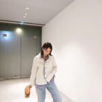 Karen Takizawa Instagram - ここ何日かは、全く24時間が早いです。 いくら丁寧に1時間を気にしていても またすぐ夜になります🌕 これが12月に口々にする気付く早さなのか🫣 今日は バッグ振り回しの刑👜みたいな写真が撮れました🫠 バッグに悪はないのですが、躍動感を出そうとしたら本人ではなくバッグを振り回していました。 忙しく振り回されるバッグがいたたまれないです🫢 こう見えてもお気に入りバッグなので ご安心ください🙇🏼‍♀️