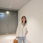 Karen Takizawa Instagram - ここ何日かは、全く24時間が早いです。 いくら丁寧に1時間を気にしていても またすぐ夜になります🌕 これが12月に口々にする気付く早さなのか🫣 今日は バッグ振り回しの刑👜みたいな写真が撮れました🫠 バッグに悪はないのですが、躍動感を出そうとしたら本人ではなくバッグを振り回していました。 忙しく振り回されるバッグがいたたまれないです🫢 こう見えてもお気に入りバッグなので ご安心ください🙇🏼‍♀️