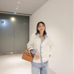 Karen Takizawa Instagram - ここ何日かは、全く24時間が早いです。 いくら丁寧に1時間を気にしていても またすぐ夜になります🌕 これが12月に口々にする気付く早さなのか🫣 今日は バッグ振り回しの刑👜みたいな写真が撮れました🫠 バッグに悪はないのですが、躍動感を出そうとしたら本人ではなくバッグを振り回していました。 忙しく振り回されるバッグがいたたまれないです🫢 こう見えてもお気に入りバッグなので ご安心ください🙇🏼‍♀️
