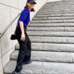 Karen Takizawa Instagram - パンツ(ズボンのこと)大好き私は、 最近は腰骨で止まるパンツも大好きです☺️ どこに股上ついてるのかって事になっているようなパンツも好きです。 今日なんかはまさにこれが事実だったら物凄い足の短さで生活していた事になります、というトリックパンツみたいなものです😂🩳 このくらい訳のわからない股上のパンツが最近の大気分✨ そんな時はわざとメンズ洋服を選んでみるのも一つの手段になります✨ そして、使い時の季節が明らかに少ない 半袖ニットも大好き☺️❤️ ニット素材の半袖が何故か無性に集めたくなる私。 ここぞとばかりに着ているこの幅狭き時期を堪能させてもらいます✨🌿 おやすみなさい🌙