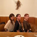 Karen Takizawa Instagram - ヒコロヒーさんと朝日ちゃんと初めてお酒とご飯を飲んだ日🍻 ずっとご飯したい人をいっぺんに誘ったら来てくれました😭💕 なのでみんな3人が3人初めてのご飯です🤭 楽しかったー！！！ ヒコロヒーさんのおかわり🍻のリズムに合わせて飲んでいたらひさびさにすごい緑茶ハイ氷抜き飲んでいました。 ヒコロヒーさんの飲むさ加減はすごい😆 ヒコロヒーさんは後半部分また、お腹すいたのかもうほとんど入っていないホイルの包み焼きのお皿をゴシゴシ食べるので、包み役のホイルさえも穴が空くほどの清潔感でした🤣 それくらい出汁の出汁まで食べ尽くすほど美味しいご飯屋さんです✨ 朝日ちゃんはひたすら優しくって気遣いなのに、 ツッコミもしたりで大忙し😂！ とにかく、みんな性格が楽しくって一個も曲がっていなくって、話していてもっともっともっと好きになる、お2人でした☺️ なんて楽しい人たちと私はお仕事出来ていたのだろう✨と自分が自分で羨ましくなるほど改めて、この世界には素敵な方がたっくさんいます☺️ またご飯に必ず行こうと約束したり、 ブラッシュアップライフ好きの私たちはなぜか帰り際に、#熊谷ビューティー学院 ポーズをしてプリクラならぬ写真を撮ったりして幕を閉じました。 最後の最後まで楽しい人たちでした😍！ この世界、最高😆❤️！