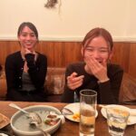 Karen Takizawa Instagram - ヒコロヒーさんと朝日ちゃんと初めてお酒とご飯を飲んだ日🍻 ずっとご飯したい人をいっぺんに誘ったら来てくれました😭💕 なのでみんな3人が3人初めてのご飯です🤭 楽しかったー！！！ ヒコロヒーさんのおかわり🍻のリズムに合わせて飲んでいたらひさびさにすごい緑茶ハイ氷抜き飲んでいました。 ヒコロヒーさんの飲むさ加減はすごい😆 ヒコロヒーさんは後半部分また、お腹すいたのかもうほとんど入っていないホイルの包み焼きのお皿をゴシゴシ食べるので、包み役のホイルさえも穴が空くほどの清潔感でした🤣 それくらい出汁の出汁まで食べ尽くすほど美味しいご飯屋さんです✨ 朝日ちゃんはひたすら優しくって気遣いなのに、 ツッコミもしたりで大忙し😂！ とにかく、みんな性格が楽しくって一個も曲がっていなくって、話していてもっともっともっと好きになる、お2人でした☺️ なんて楽しい人たちと私はお仕事出来ていたのだろう✨と自分が自分で羨ましくなるほど改めて、この世界には素敵な方がたっくさんいます☺️ またご飯に必ず行こうと約束したり、 ブラッシュアップライフ好きの私たちはなぜか帰り際に、#熊谷ビューティー学院 ポーズをしてプリクラならぬ写真を撮ったりして幕を閉じました。 最後の最後まで楽しい人たちでした😍！ この世界、最高😆❤️！