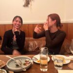 Karen Takizawa Instagram - ヒコロヒーさんと朝日ちゃんと初めてお酒とご飯を飲んだ日🍻 ずっとご飯したい人をいっぺんに誘ったら来てくれました😭💕 なのでみんな3人が3人初めてのご飯です🤭 楽しかったー！！！ ヒコロヒーさんのおかわり🍻のリズムに合わせて飲んでいたらひさびさにすごい緑茶ハイ氷抜き飲んでいました。 ヒコロヒーさんの飲むさ加減はすごい😆 ヒコロヒーさんは後半部分また、お腹すいたのかもうほとんど入っていないホイルの包み焼きのお皿をゴシゴシ食べるので、包み役のホイルさえも穴が空くほどの清潔感でした🤣 それくらい出汁の出汁まで食べ尽くすほど美味しいご飯屋さんです✨ 朝日ちゃんはひたすら優しくって気遣いなのに、 ツッコミもしたりで大忙し😂！ とにかく、みんな性格が楽しくって一個も曲がっていなくって、話していてもっともっともっと好きになる、お2人でした☺️ なんて楽しい人たちと私はお仕事出来ていたのだろう✨と自分が自分で羨ましくなるほど改めて、この世界には素敵な方がたっくさんいます☺️ またご飯に必ず行こうと約束したり、 ブラッシュアップライフ好きの私たちはなぜか帰り際に、#熊谷ビューティー学院 ポーズをしてプリクラならぬ写真を撮ったりして幕を閉じました。 最後の最後まで楽しい人たちでした😍！ この世界、最高😆❤️！