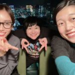 Karen Takizawa Instagram - 2月のどこかで、大好きな春菜さんのお誕生日会🎉をしました。 夏子さんと手を組んで、ああしようこうしようと話していたら...なんと2日後に夏子さんと私、同じお仕事で、さらにお昼終わりじゃないか！となり、こんなたっぷり時間ある日なかなかないとなり、春菜さんのお誕生日する日までは1週間くらい先だったのですが、 急遽、"明後日あいていたりしませんか？"と聞くと、春菜さんもお昼おわりとのことで、運命が3つ重なった日を覚えてます🔔 そんなもんだから、たっぷり春菜さんのお昼からもらいました🥹 まずマッサージと岩盤浴にいき(皆さんご安心ください夏子さんは妊婦さんメニュー)、たっぷりお話ししたり癒されていたら3時間ほど居座り、夜は夜景見放題のご飯屋さんにいき、隣にあるほとんどおなじ夜景を楽しめるおしゃれなカフェバーに行きました☺️✨✨✨(ご安心ください夏子さんはジュースです) 周りは告白している最中のようなカップルさんばかりのようなそれはそれは素敵なお店でした🫣 春菜さんと夏子さんは基本的な姿勢が笑わしてくるので、声を小さくして笑うのが辛かったのが記憶にあります😆🤐 3人でいると何の日であろうがパーティーになるのですが、この日は春菜さんが生まれてくれて感謝を祝うパーティーだったのでより華やかなでした🥳！ とは言っても、マッサージし、お風呂入った後なので誰1人メイクもしない気楽さ😂 そんな春菜さんが生まれた時と同じ姿"ありのまま"を再現しました。(偶然) 春菜さんいつも私たちにまで優しくしてくれてありがとうございます🥰 ほんとうに楽しいことに無我夢中な春菜さんはずっと尊敬します！💕 目が合えばここかしこと笑わしてくれる春菜さん💕 出会ってくださりありがとうございました🫶🏼 #会っている度にいつしか大好きな人になりました