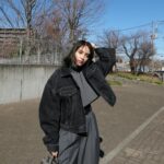 Karen Takizawa Instagram - こんにちは🌞 あとどのくらいニットと外に出れるでしょうか🙂あとどのくらい寒さを感じるのでしょうか🙂 1日、また1日と過ぎていくのは冬終わりへ😉 えこひいきなほどグレーを愛した今季。 後悔ないほど圧倒的なグレーと出会えた季節過ごせました。 というか春になったってまたあたかもな顔してグレーを装ってるとおもいますが。 似たような色で似たような形をしたって好きならば着ればいい。 身体がある限り、それだけです☺️ 極太ニットをいいことにちゃっかり油断のデニムジャケット引っ張り出しましたが、やっぱりまだ寒かったです🥶 もう少し番手を後ろへ🫣