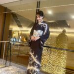 Karen Takizawa Instagram - お友達の結婚式へ初めてお着物で行った日です💖 お着物を決める時間からヘアメイクしてもらい一日過ごした時間まで全部が私には幸せに楽しかったです☺️ お洋服も大好きな私は知っていましたが、 和服もこんなにも嬉しくなる私は知らなかったです。 初めてお仕事以外でお着物が着れてすごく嬉しかったです💕✨ あまりに可愛いお着物でしたから、主役でもないのに隅を見つけてはたくさん写真頼んでしまいました😅(ずうずうしい) お着物を一緒に選んでくださった着物スタイリストの藤本さんがたくさんお着物ひとつひとつの絵柄の理由や物語を教えてくださいながら決めたのでこの梅の花のお着物は余計にお気に入りです☺️ そして私生活だというのに和風なヘアメイクしてくれた仲良しりかりん🥹 お二人ともたくさん ありがとうございました😆❤️‍🔥 素敵な一日に変身させてくださいました☺️