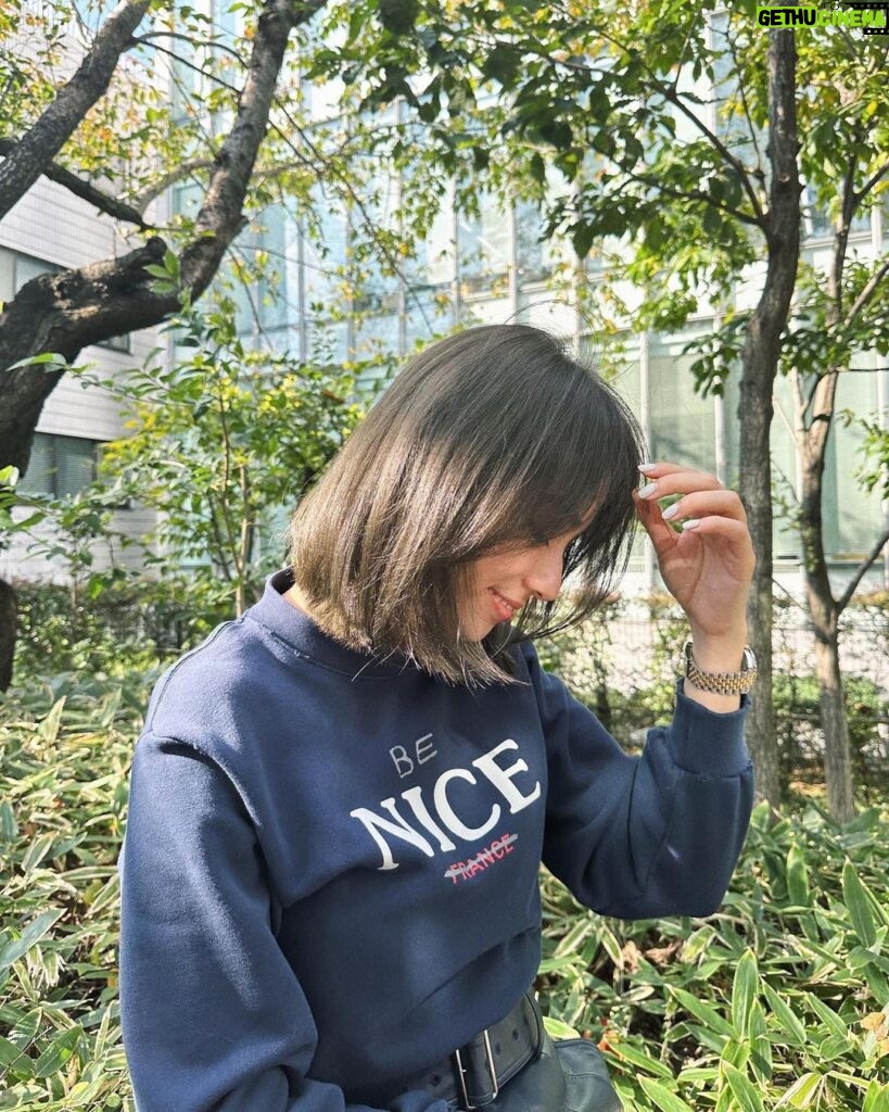 Karen Takizawa Instagram - 天才的色彩感覚上手のみどりさんに髪の毛を冬仕度していただきました⛄️ 春から夏までは、優しく温かい気温に合わせてベージュ系グレーでしたり(グレージュ)、ミルク系グレーにしていましたが、今回は冬の寒くて冷徹な気温に合わせて、グレー系オリーブにしています。寒さには寒い色を🩵 ほんとうにお気に入りです🥺 偶然に木があったので一瞬に撮りました♡ 太陽の下の色はより色を生きさせてくれて、 こんなすてきな色だったのか！と胸に嬉しいが溢れ出ます✨✨ この色でこの冬と過ごすのかと思うと、 いまから力強いです🪵 たくさんの冬景色を一緒にみていきます🖼️ 色が美しすぎたので動画も撮りました🎥