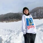Karen Takizawa Instagram - みなさん、こんばんは。 隙間ない11月が始まったとおもったら、 静かに慌てる12月がやってきて、毎日時間だけには先越されないように早歩きしていたら、 2022年もほんとうあとは31日に繋ぐ今日になりました☺️ そんな嬉しかたない年末🌬 振り返って事細かく反省するのも乗り気になれない私の性格は、既に2023が楽しみです😂 今年は今年の私がじっくり経験してくれたので、もういいとしてます🗓 12月の細道にあった隙間で、 実は雪を見に行かせていただきました❄️ 冬の雪を見たい理由は、冬の映画にしょっちゅう登場してくるからです。 大好きな冬映画はたくさんありますが、 いつも主人公は雪の中で親しみ深い冬を味わっているんです。 白い世界への憧れを叶えることができました✨ 雪はお人好し風に空から音もなくやってきて、 地面に根強い縄張りを見せていきます。 なんだろう。 やってきた姿と、居座る姿にはおおきな違いがあるんですね😅 乗っかりようのない、細い枝一本も見逃すことなく、器用に居座りという名の積もりを始めていくようでした☃️ でもそれを後からやってきた私の目には美しく、木々は一年の総力でおめかししてくれて、地面は極上のカーペットを敷いてくれて楽しませてくれるように感じます✨✨✨ でも太陽の熱によって、誰にも気付かれないように最後は涙みたいになって姿を消してしまう。 冬にしか会えない貴重な貴重な夢 そんな冬にしかやってきてくれない雪に今年は会いに行けたことが幸せでした☺️ 2023も私の目にたくさんの景色を映してあげたいなと思います💕 2022年お世話になった方、 ここの文を読んでくださっている方、 誠にありがとうございました❄️✨ 明日31日は日本テレビさんにて、初めて年越し生放送にお邪魔致しますので、よろしくお願いします🙇🏼‍♀️✨