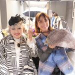 Karen Takizawa Instagram - 昨日は芸能人監督グランプリでした🏆 ありがとうございました💓 7月から黒柳徹子さんの景色を１日、また１日と 何日かをお邪魔させていただきました☺️ 子供の頃から我が家の大スターな徹子さん。 毎日学校から帰ると、おばあちゃんがソファでいい姿勢を維持しながら、テレビに映る徹子さんの部屋を観ていた姿を今も思い出します。 "ほら、ランドセルおいて！一緒に見よ！" そんな言葉をかけられ、一緒に観るようになったのです。 おばあちゃんが好きな人は私も好き。 最初はそんなマネっこ心な私でしたが、 観れば観るほど徹子さんは魔法使いみたいな、テレビにだけ現れる妖精のような、なんだか観れた日は幸せが起こる🌼みたいに私の中で特別存在になっていたんです。 そこから24年が経ちました。 今、こうして徹子さんの目の前で言葉を行き交いさせていて、徹子さんの瞬間をご一緒させていただけてるなんて。 実家のソファで、キラキラした徹子さんの姿を観ていた6歳の私は、この未来はどんな若かりし想像力を使ったって、未知の景色でした🖼 徹子さんの景色をカメラの中に写すのは、わたしにはあまりにも高い山に登るように頭の中に入りきらない思いでした。 だだだだだって、私の見えている景色そのものが私の大好きな徹子さんだからです。 徹子さんにしか歩みを入れられない町があるんじゃないかな？🎪 徹子さんとしか喋らない生物がいるんじゃないか？🦫 私には、そんな徹子さんを映し出せるかとドキドキでした。 でも、私にはとてもとても愉快で平和で心地よくて、小春日和の中、菜の花いっぱいの道を一両編成の列車でカタゴトカタゴト揺られるような物語を体でめいっぱい感じました🛤 徹子さんの近くにいるだけで、 もうそこは黒柳徹子さんランド🎪です。 徹子さんの思い出は、徹子さんの言葉によって私の頭の中で絵本みたいに広がり、丁寧に思い出をお話ししてくれました。 すごくすごく背中が温かくなるように☺️ ほんとうにずっとずっと徹子さんは私と私の家族にとっての魔法使いです🪄✨ 徹子さんからのプレゼント🎁ハリネズミさん🦔のバッグ。 徹子さんの目に映るハリネズミさんはお話していたのかな。とまた私の頭の中をワクワクさせてくれました😊✨ 私なりの色んな景色や旅にハリネズミ🦔さんには着いてきてもらい、これから見てもらおうとおもいます🗻 黒柳徹子さんのおおきなおおきな物語🌳 ありがとうございました📚🪄✨✨✨✨