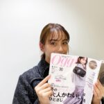 Karen Takizawa Instagram - Oggi1月号が出ました✨☃️ ありがたくありがたく、 今月はOggiの表紙にお邪魔させていた📓 グレーとピンクが見守る中、 いつもなかなか出会えないスカートと撮影ができました💓 ツヤッツヤの冬景色のようなスカートがとってもかわいかったです✨ 表紙を撮影する時は、この一枚の為にいつもたくさんのお洋服に集まってもらい、どんな姿にしてみようか、と皆さんで何回も何回も話し合いして自由に撮影していきます✨🥹 歩きながら撮ってみたり、真っ直ぐ立ちながら撮ってみたり、座ってみたり、たくさんの方のイカした情報と提案を胸一杯にしながら、 一枚を手作りしていきます☺️ そんな撮影した出来上がりは私もとっても幸せな瞬間です✨✨✨✨ 冬への寒い足音が近付いてくる中で、 どれだけ身体を神経質に温めながらお洋服と楽しんでいくかが、冬の私への立ち回りになります☃️ だけれど月が増えていくっていうのに、 ここぞとばかりまで寒くならない秋への未練がましい日々。 そんなこんなでコートたちが私のタンスで居眠り状態なので寒い嫌いでもここは早く起こしてあげたいとおもいながら💤😴 でもそんな私に嬉しい報告です。 明後日からはさむくなるようですので、 よし☺️コートたちを叩き起こす準備に入ろうと思います♪📯 おやすみなさい。