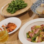 Karen Takizawa Instagram - みなさんこんばんは。 ご飯を食べたい、というより何か口に入れておきたいというわがままな隙間っ腹のときの夜ご飯でした。 何が主役なんだか自分で自分を見失う食材たち。 今日は主役を決めない肩の気落とした井戸端会議のようなひとときで✨ どこに手を伸ばそうと腹の機嫌を損ねないのは みんな優しい味と安心の食材顔だからだと思います。 居所不足にやってきた唯一頼りの肉も今日はペラ細切りベーコン🥓として🥲 どうにかこうにか野菜たちの威圧に耐えてくれました👏🏻 集団行動一筋の枝豆や、長風呂番付のおでん🍢に見守れながら穏やかな胃袋になれました。 たまにはこんな落ち着きある食卓もいいもんですね☺️ おやすみなさい✨