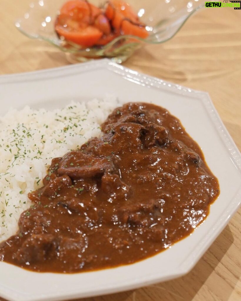 Karen Takizawa Instagram - 赤ワインを丸っと一本カレーに飲み込ませてみました🍛 カレーのようなシチューのようなビーフストロガノフのような、全く全ての間に存在するようなたれが出来上がりました☺️ 赤ワインで煮込んだ挙句、トマトすり潰しいれ、ニンニク生姜も仲良くいれて、また煮込み🔥 最終的にはカレーパウダー、ウスターソース、バター🧈をいれました✨✨✨✨ なのでカレーと名乗りましたが、 すごく絶妙に食べたことない美味しさに辿り着けました⛰ 中には、世話が焼ける牛すね肉を入れました。 野菜は、玉ねぎ、マッシュルーム、エリンギ、ぶなしめじと、きのこたちにてゴロゴロ感を演出してもらってます🍄 これでいて、数日食べれて、日を追うと美味しくなるんだから驚き🤭です。