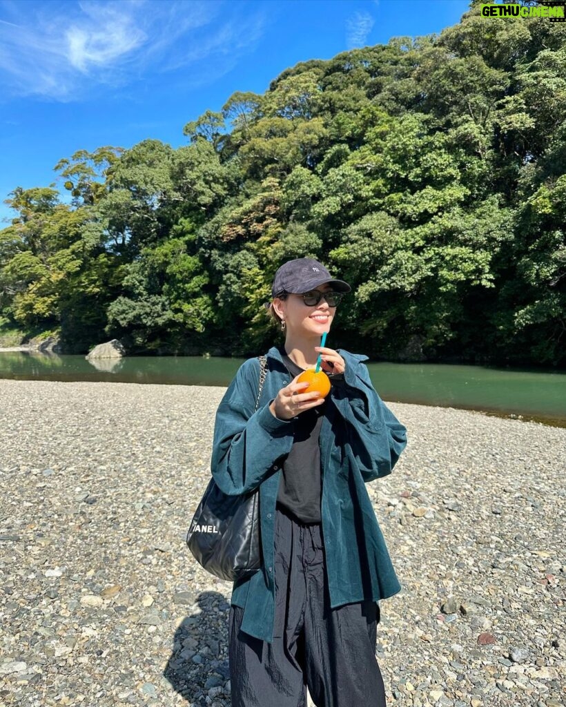Karen Takizawa Instagram - 人生で初めて、伊勢神宮にお邪魔させていただいてきました。 気持ちが素直に傾いた方に旅に出ろと決めているのですが、自分の心が伊勢に集中着地していたので伊勢に⛰️✨ 伊勢に向かっている時から、空の雲はお習字の一筆芸術みたいにカッコいい雲でお出迎えされながら、満点の晴天で伊勢神宮様に入ることができました☺️ おかげ横丁という伊勢神宮への入場道があるのですが、そこからもうお祭りみたいに楽しかったです😊 朝ごはんをしっかりちゃっかり食べてきたという最大の後悔を胸に、飲み物だけしか胃には入らなかったのですが....素敵な雰囲気を知れました。 空腹できたらきっと楽しくて仕方ないとおもいます。右を向こうが、左を向こうが、全て食べ物屋さんに囲まれてるんですから☺️♡ サラッサラに身体の中が軽くなりながら、 ご挨拶できたような気がします。 そこに生える、木々たちがもうほんとうに、ほんとに素晴らしかったです。 それだけでも来てよかったと思うのです。 きっとものすごい歴史を見てきたんでしょうね。 また行けますように✨✨✨✨ キャプションを入力…