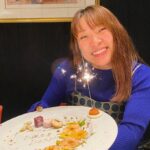 Karen Takizawa Instagram - こんばんは。 この一ヶ月以内のあいだに、フワちゃんのお誕生日をお祝いしました🎉☺️ ホランさんしきいる仲間たち、 集まってみたらおもしろメンバーになりました😂 フワちゃんとはテレビ番組、行列の相談所で仲良くなってからよく隣の席になるのでもっと仲良くなりました🥰 ずっとずっと24時間なんかしら面白いフワちゃん😂(24時間一緒にいたことはない) この日もほんとうに楽しかったです💕 ご飯を運んでくださった店員さんにも気軽にと話しかけにいっていて、愉快さ加減が信じられなかったです。 見習わないとならない姿をフワちゃんはたくさん教えてくれます✨ それにしても、ホランさんとフワちゃんの会話が劇団みたいに楽しいんです😂✨ホランさんの早口言葉での衛生的なツッコミはほんとうにいつ会っても楽しいです😂 まいちゃんは初めて一緒にご飯に行けたのですが、同い年と思えないご飯譲りの精神で、ちゃんと食べれたかなと今更心配になりました。🥲 突然、フワちゃんがパンがあまりにも重いというので、え！うそだと話になって、パンを持ったらほんとうにちゃんと驚けるくらい重くて、それをまいちゃんが持ってみたいです🥖と手を差し伸べてくれた瞬間が笑うくらい可愛かったんです☺️☺️☺️(写真参考にしてください) パンは小麦粉だけじゃないと詰まっているっていう重さでとってもおいしかったです🥖☺️ フワちゃん、素敵な一年になりますように☺️🎉 ずっとずっと仲良くしてね🦖 それでは、おやすみなさい🌙