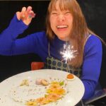 Karen Takizawa Instagram - こんばんは。 この一ヶ月以内のあいだに、フワちゃんのお誕生日をお祝いしました🎉☺️ ホランさんしきいる仲間たち、 集まってみたらおもしろメンバーになりました😂 フワちゃんとはテレビ番組、行列の相談所で仲良くなってからよく隣の席になるのでもっと仲良くなりました🥰 ずっとずっと24時間なんかしら面白いフワちゃん😂(24時間一緒にいたことはない) この日もほんとうに楽しかったです💕 ご飯を運んでくださった店員さんにも気軽にと話しかけにいっていて、愉快さ加減が信じられなかったです。 見習わないとならない姿をフワちゃんはたくさん教えてくれます✨ それにしても、ホランさんとフワちゃんの会話が劇団みたいに楽しいんです😂✨ホランさんの早口言葉での衛生的なツッコミはほんとうにいつ会っても楽しいです😂 まいちゃんは初めて一緒にご飯に行けたのですが、同い年と思えないご飯譲りの精神で、ちゃんと食べれたかなと今更心配になりました。🥲 突然、フワちゃんがパンがあまりにも重いというので、え！うそだと話になって、パンを持ったらほんとうにちゃんと驚けるくらい重くて、それをまいちゃんが持ってみたいです🥖と手を差し伸べてくれた瞬間が笑うくらい可愛かったんです☺️☺️☺️(写真参考にしてください) パンは小麦粉だけじゃないと詰まっているっていう重さでとってもおいしかったです🥖☺️ フワちゃん、素敵な一年になりますように☺️🎉 ずっとずっと仲良くしてね🦖 それでは、おやすみなさい🌙